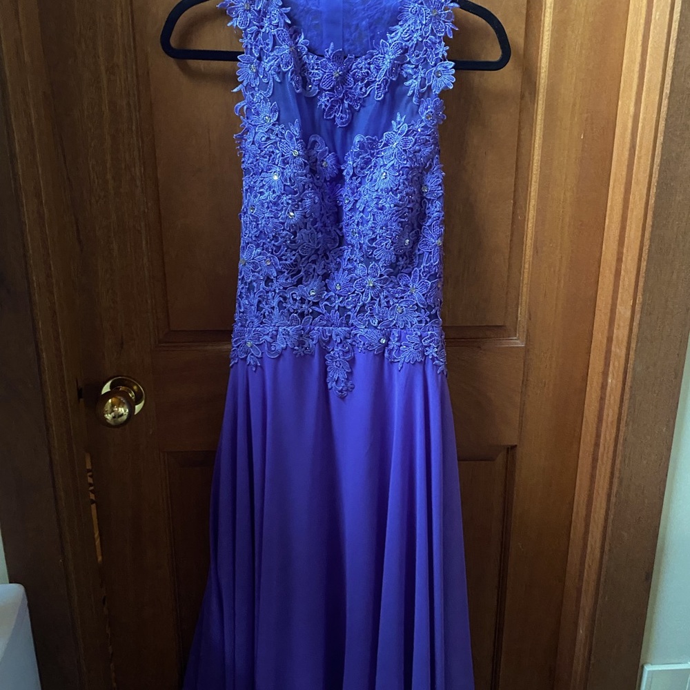 Gorgeous  purple lace spring prom dress with beautiful cut out back. Size 6-8.